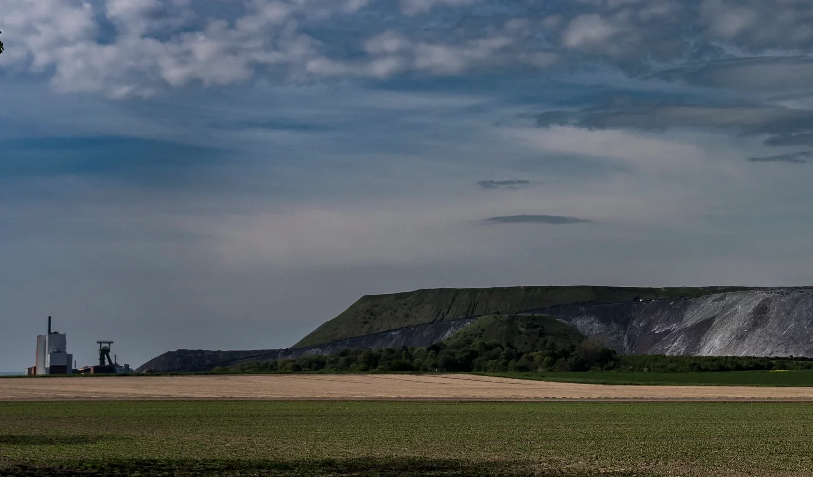 Im Schatten des fast 200m hohen Abraumberges ist das Kali & Salz Gelände