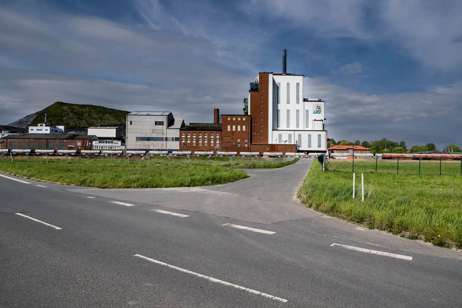 mit eigenem Bahnanschluss ...