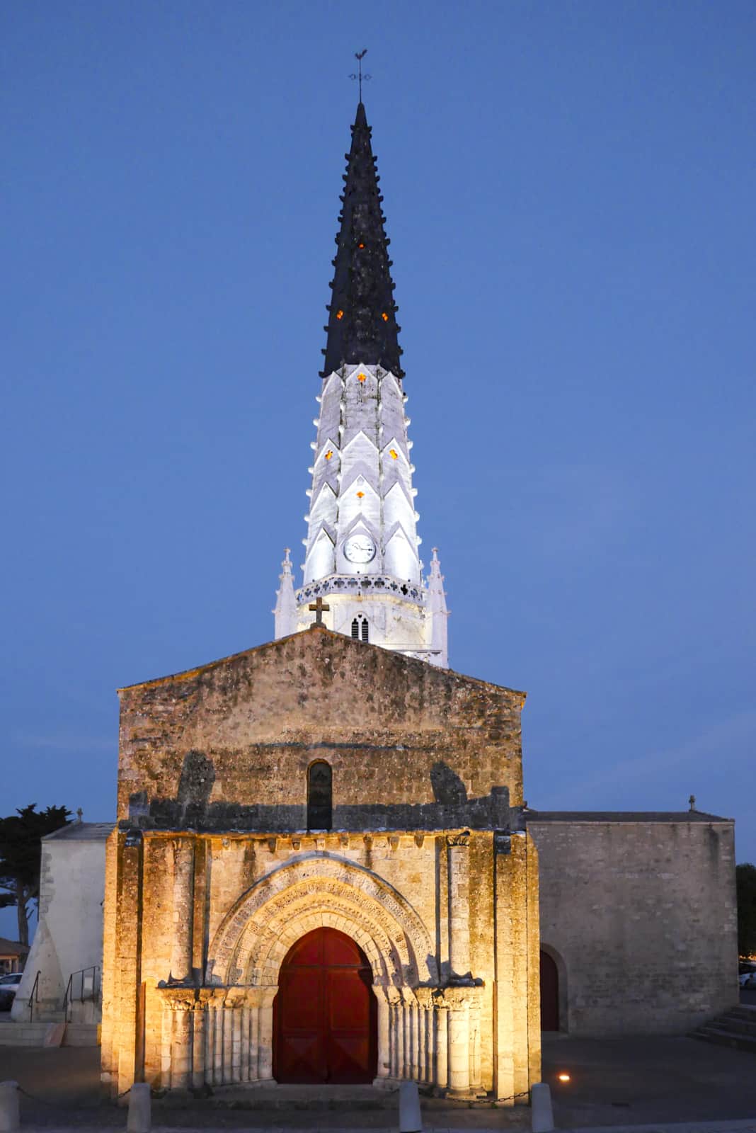 Das Eingangsportal mit Turm dahinter