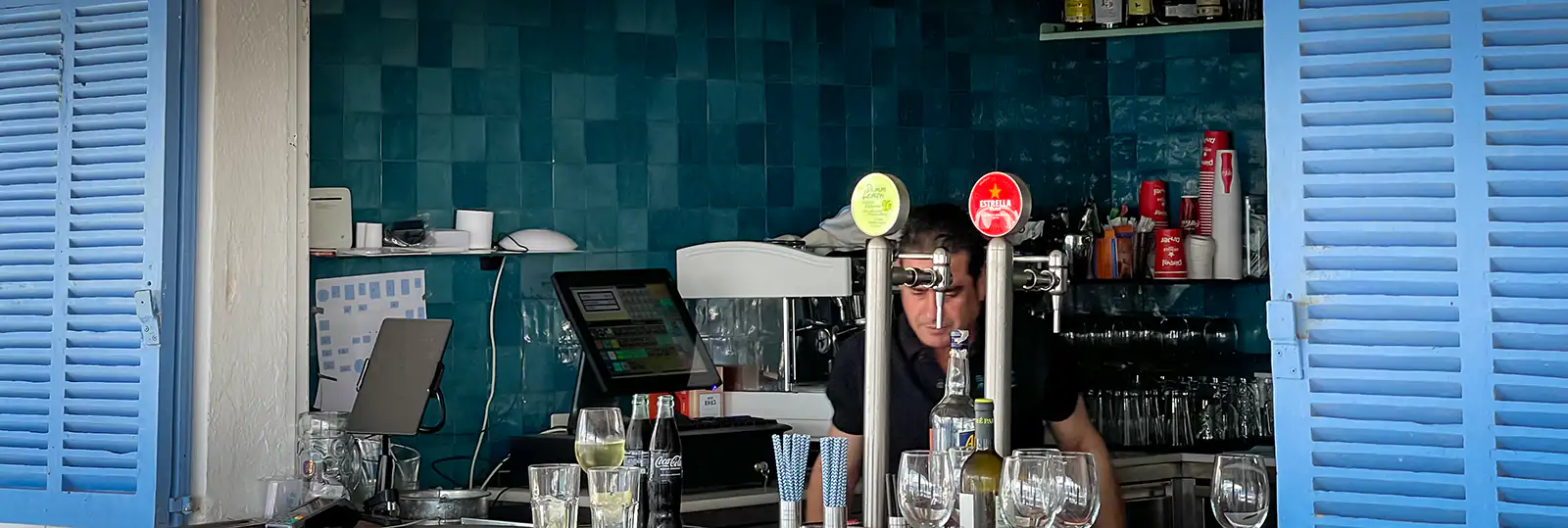 Konzentriert wird Bier gezapft