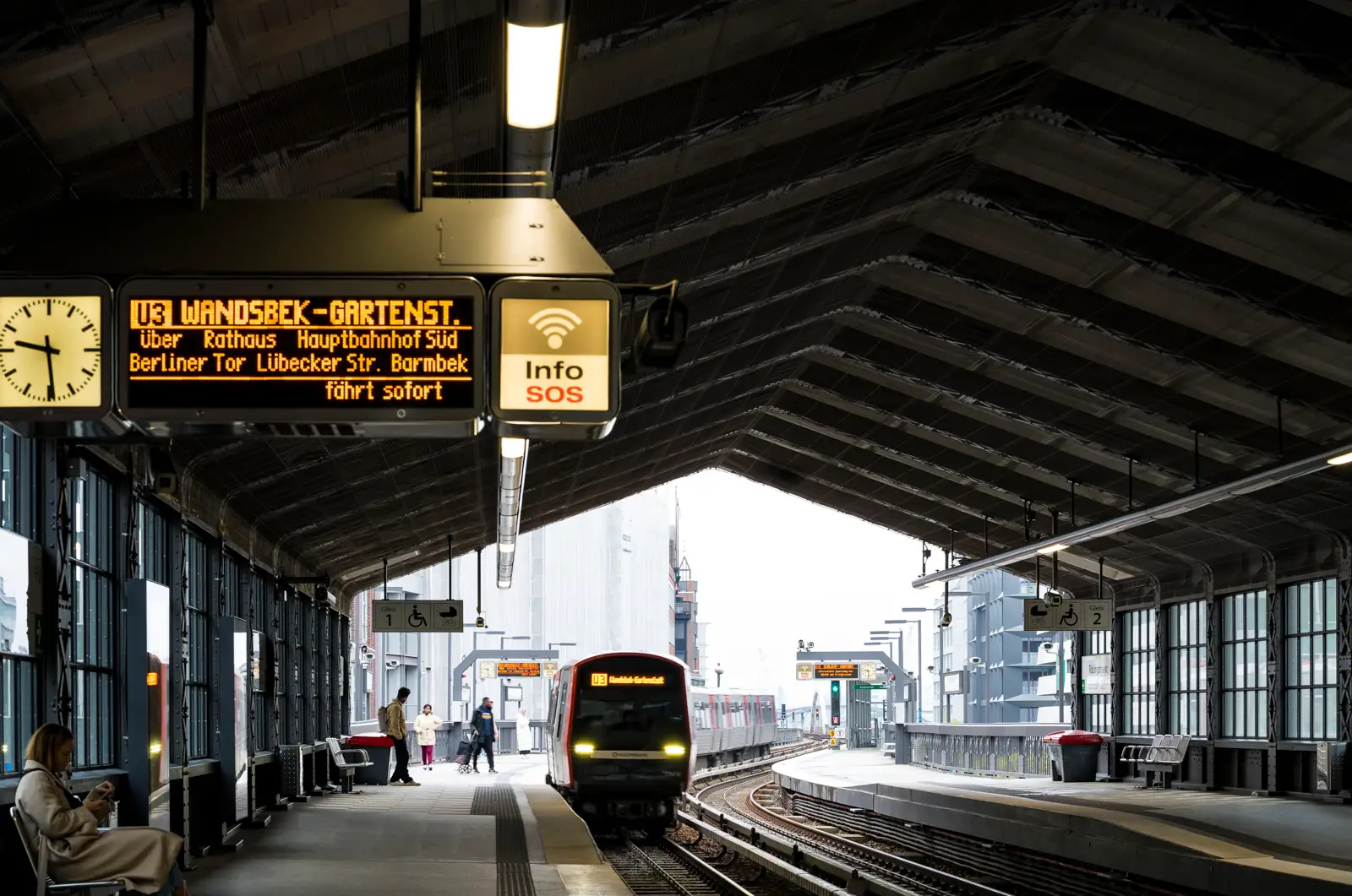 Die U-Bahn oberirdisch am Rödingsmarkt