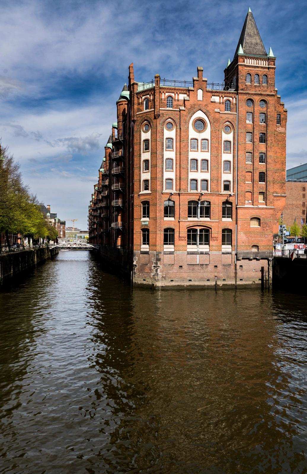 roter Backstein trifft dunkles Wasser
