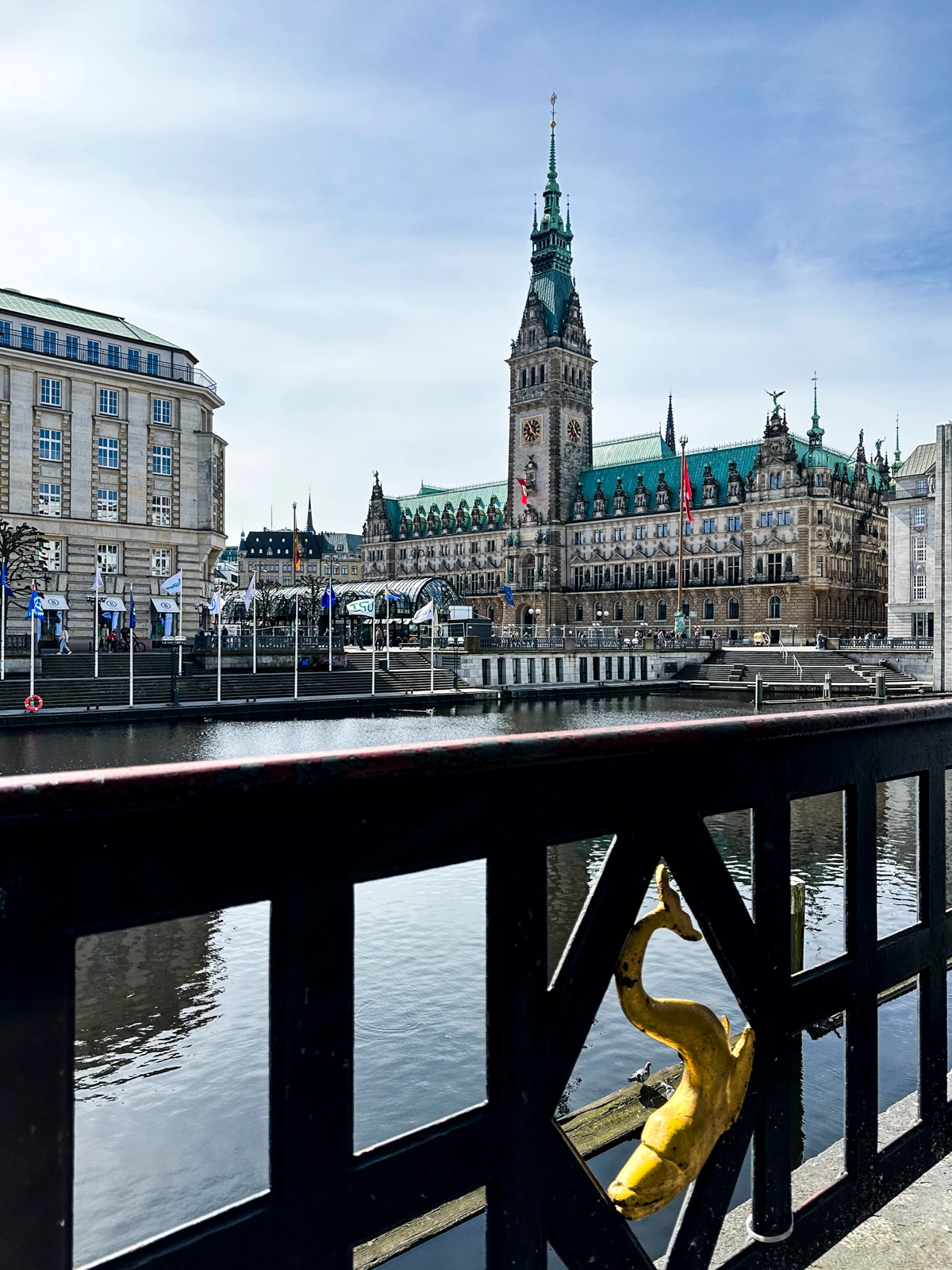 Blick von den Arkaden aufs Rathaus