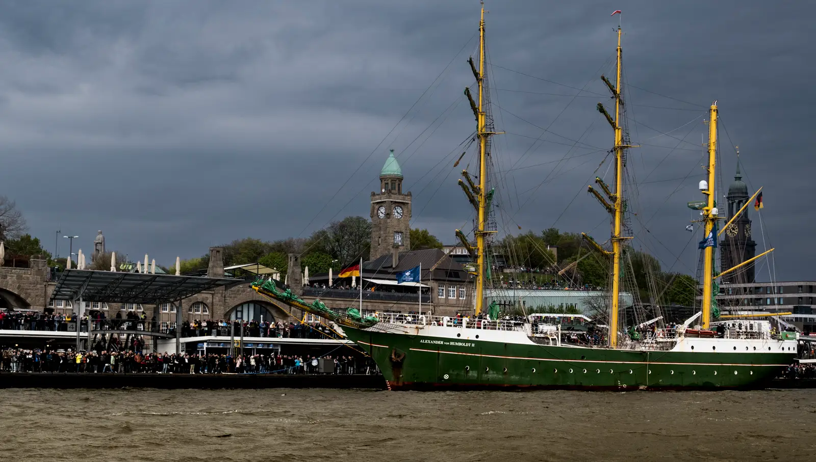 An Land war viel los - das Segelschiff ist die Alexander von Humboldt