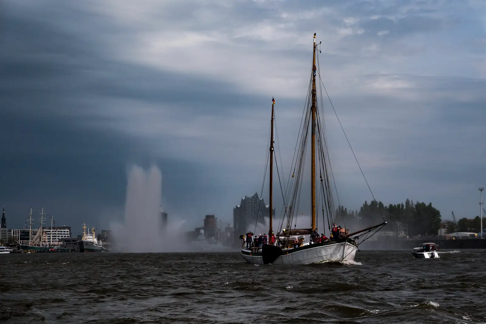 die Feuerlöschboote haben Reichweite
