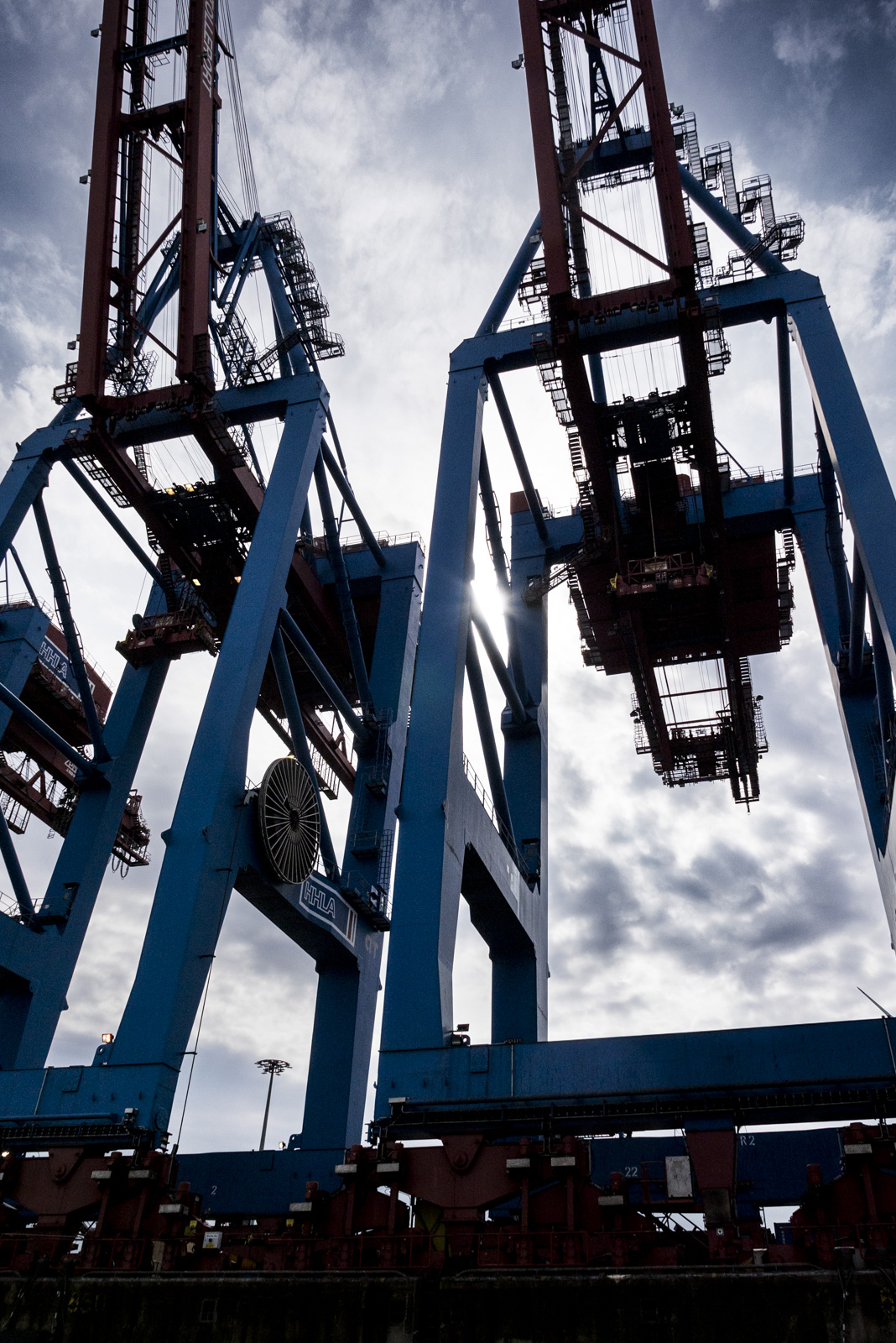 mal zwei Kräne von unten