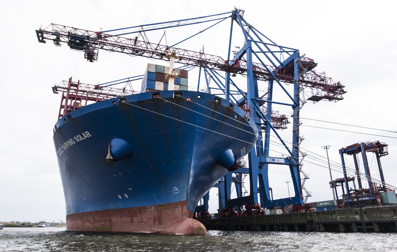 ein riesiges Schiff wird be- (oder entladen)