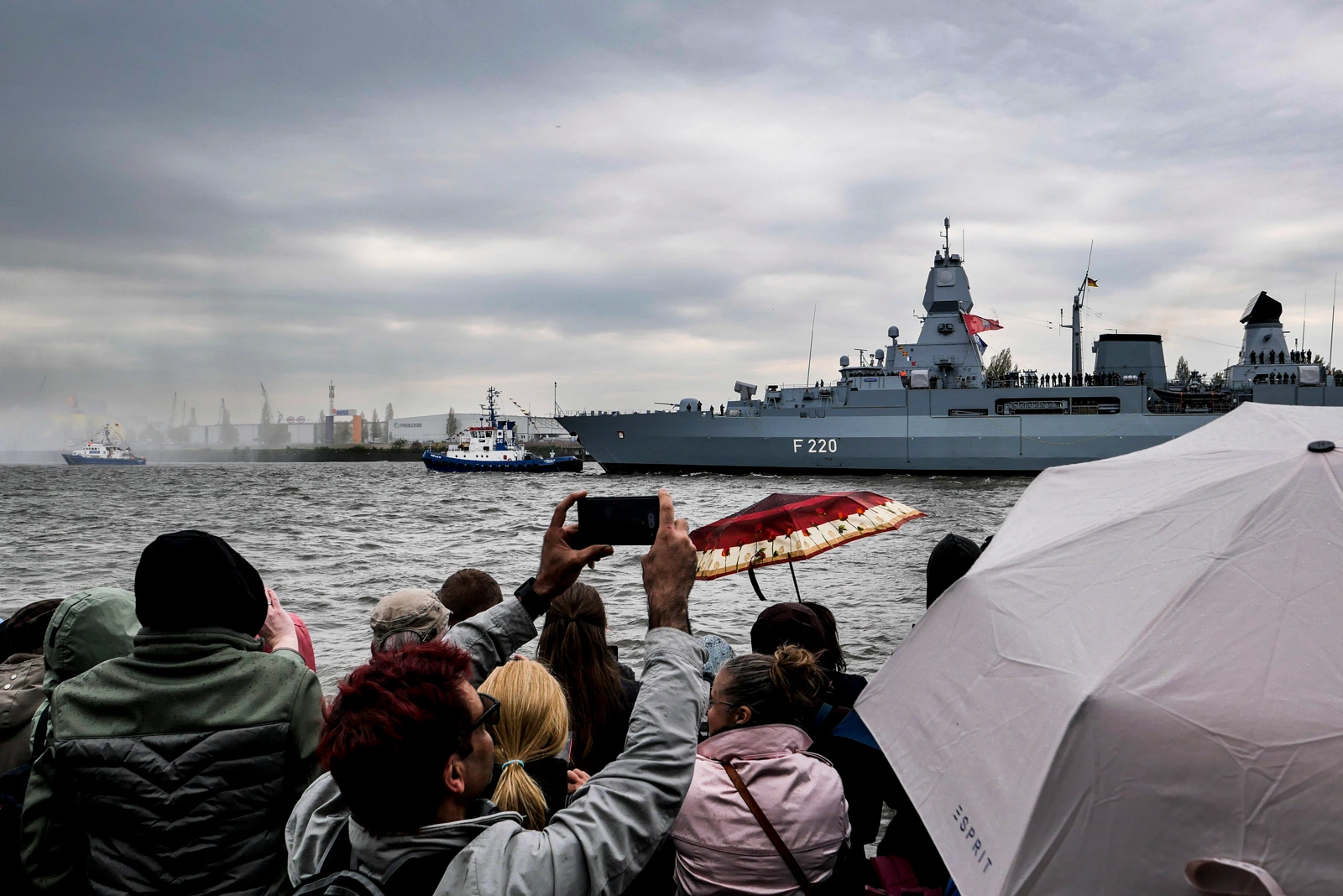Fregatte Hamburg bei der Eröffnung des Hafengeburtstags