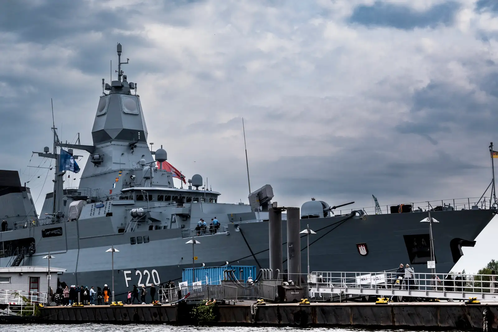 Fregatte Hamburg am Pier