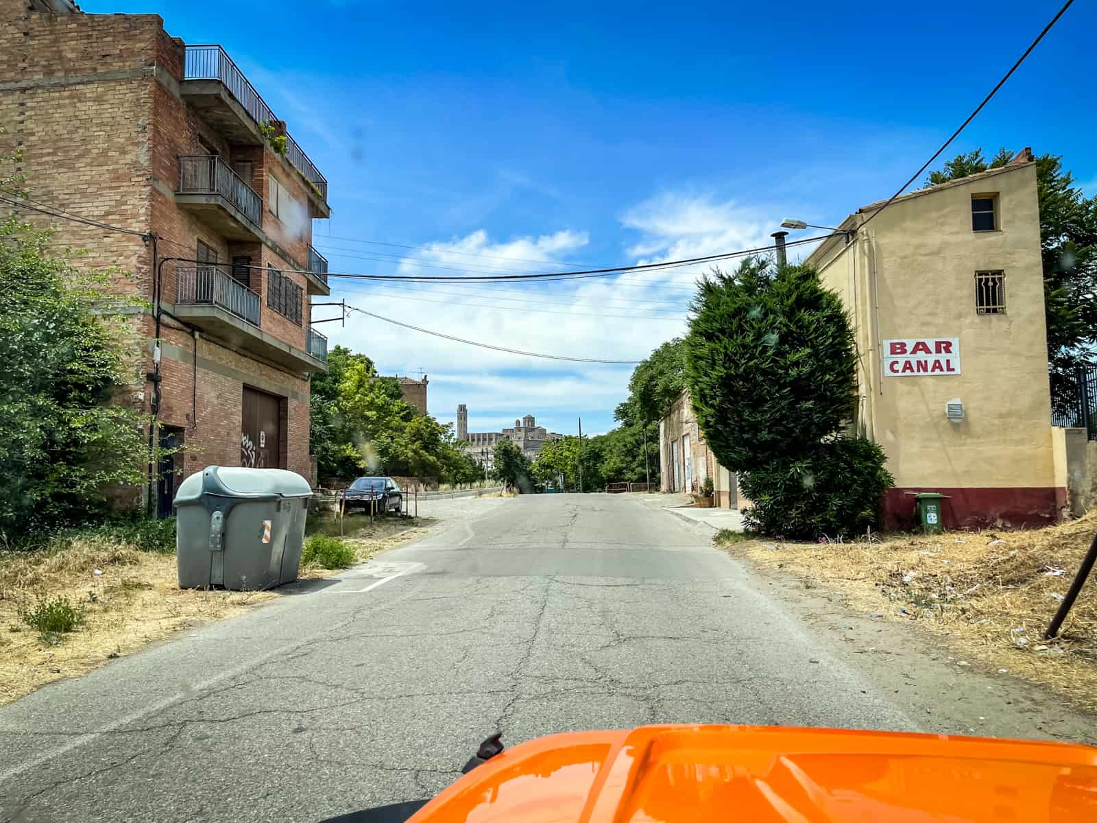 Auf dem Weg nach Lleida wirkt die Umgebung teilweise sehr ärmlich