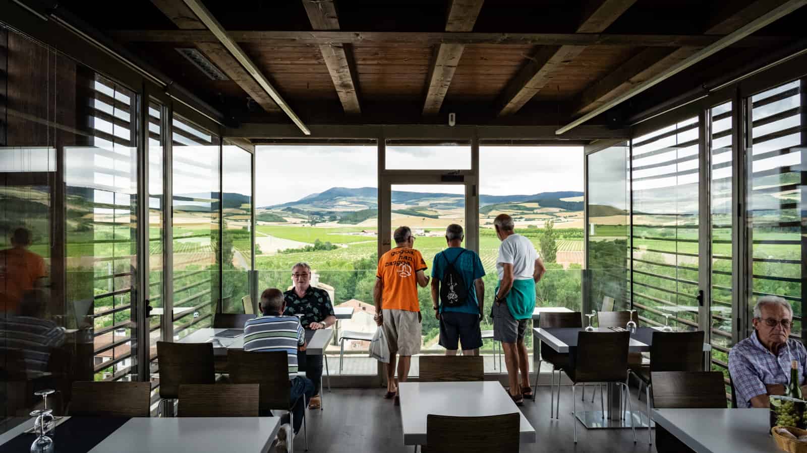 Ältere Herren in farbigen Lycra-Outfits