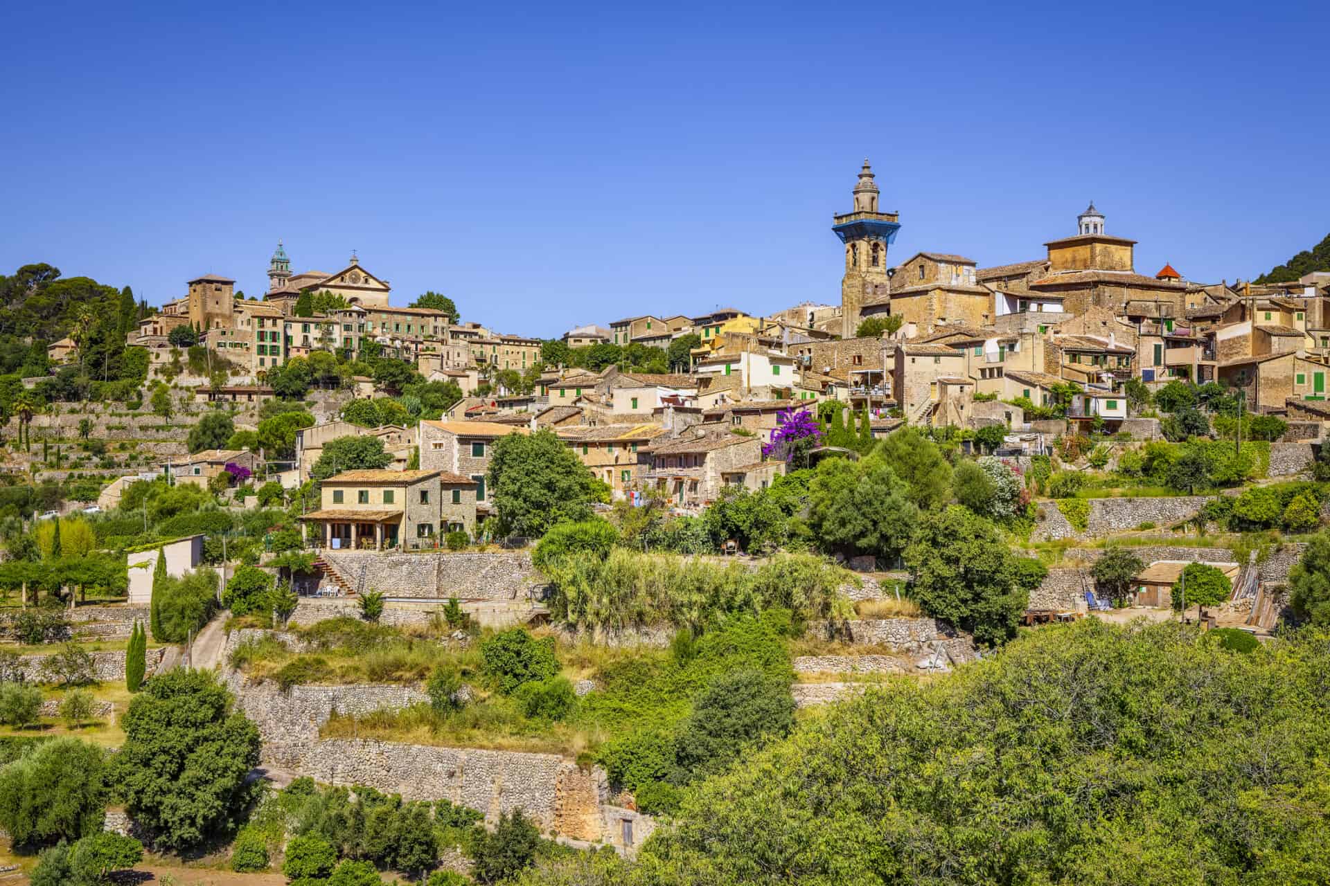 Valldemossa ist wunderschönes Dorf auf Mallorca. Sein berühmtestes Wahrzeichen: die Königliche Kartause von Valldemossa, die zu Beginn des 14. Jahrhunderts erbaut wurde, als der Mystiker und Philosoph Ramon Llull in dieser Gegend Mallorcas lebte. Seit dem 19. Jahrhundert wird Valldemossa international als ein Ort von herausragender Schönheit beworben, was vor allem auf die Zuneigung des bedeutenden Reisenden und Kulturschriftstellers, des österreichischen Erzherzogs Ludwig Salvator, zurückzuführen ist.